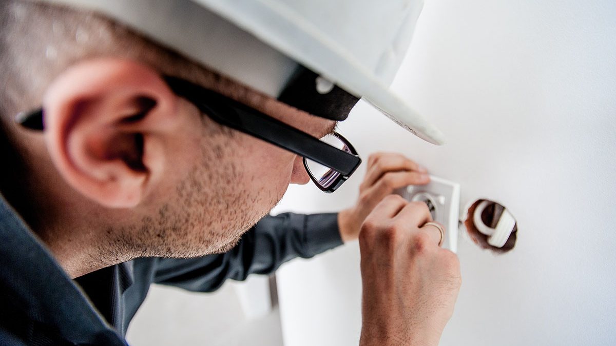 Barthlomeyczik Elektriker Foto by Pixabay Jarmoluk 1200x800px