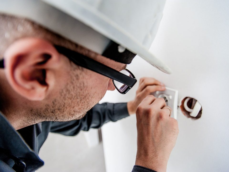 Barthlomeyczik Elektriker Foto by Pixabay Jarmoluk 1200x800px